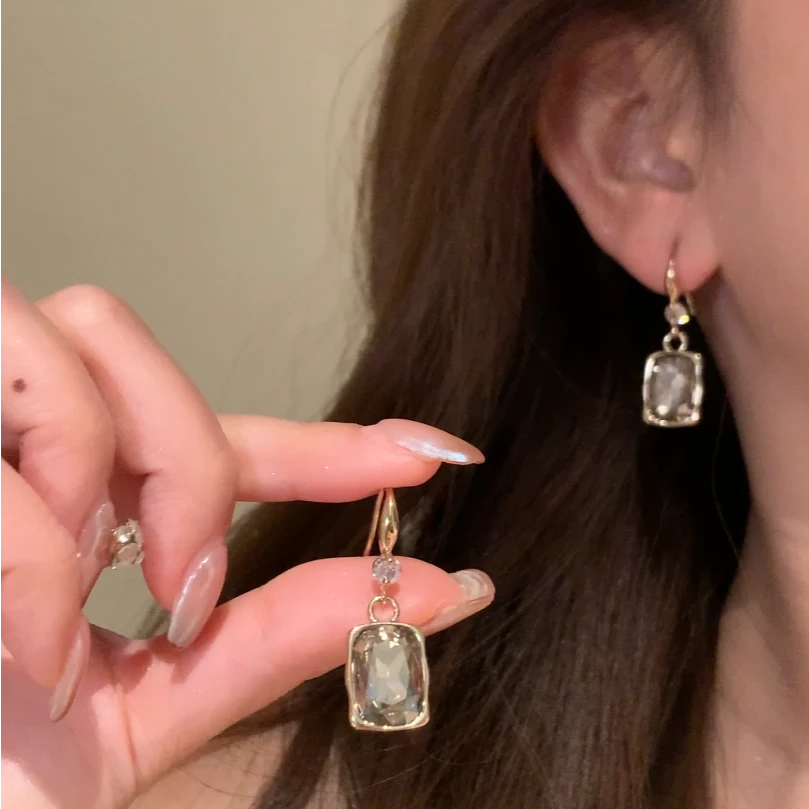 铜合金锆石耳饰 秋冬轻奢茶灰闪锆方糖耳环女新年气质耳钩耳饰