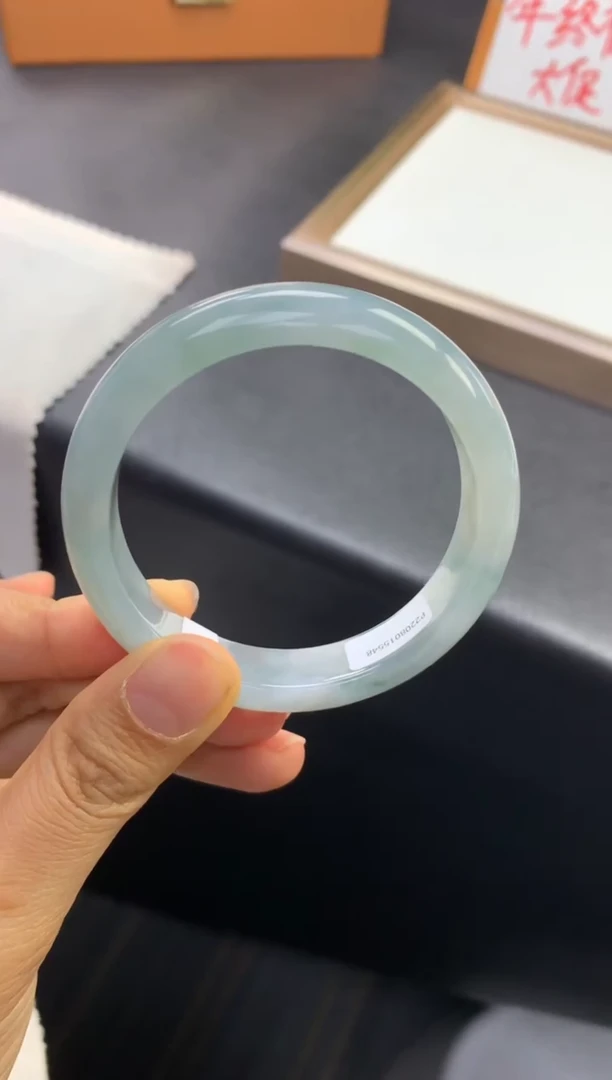 未镶嵌手镯翡翠退货需手镯吊牌标签完好