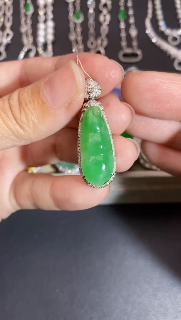 颈饰18K金镶嵌翡翠吊坠