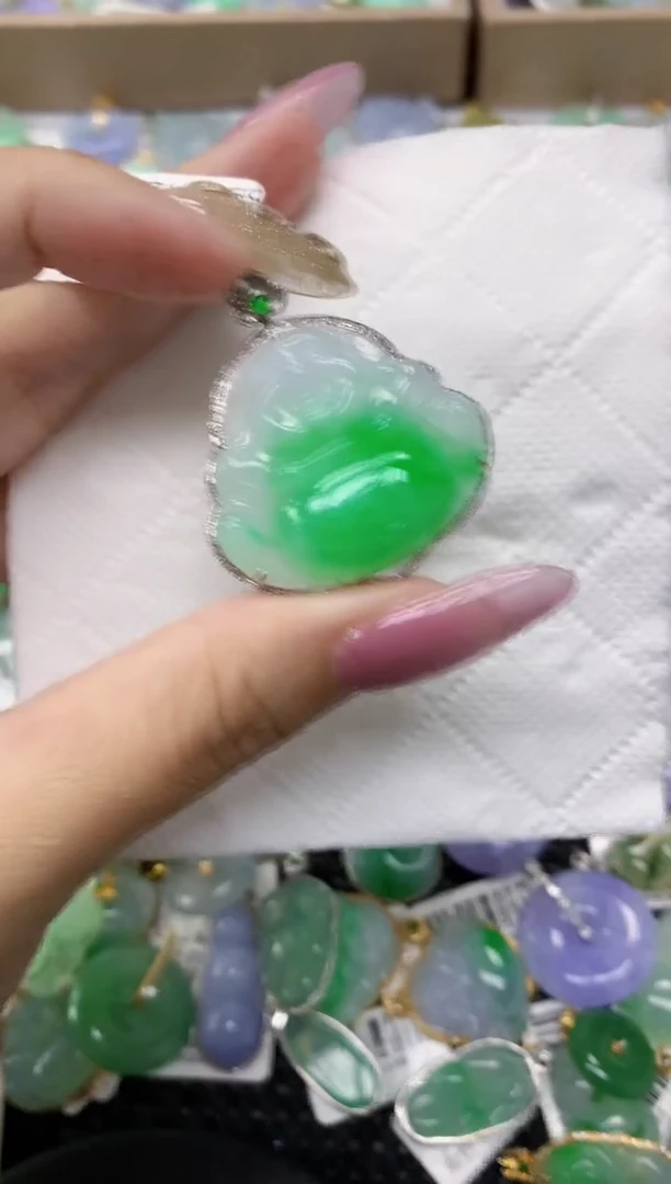 翡翠18K金镶嵌颈饰111111111
