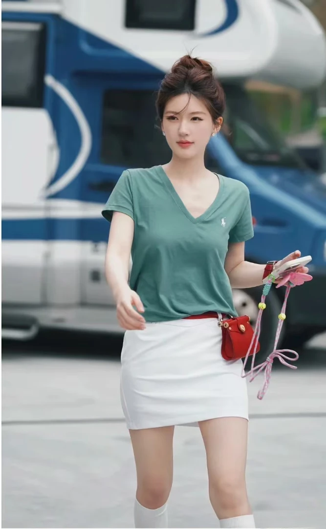 NANYOU夏季短款时尚设计薄款白色小马刺绣V领纯色短袖T恤修身3.0