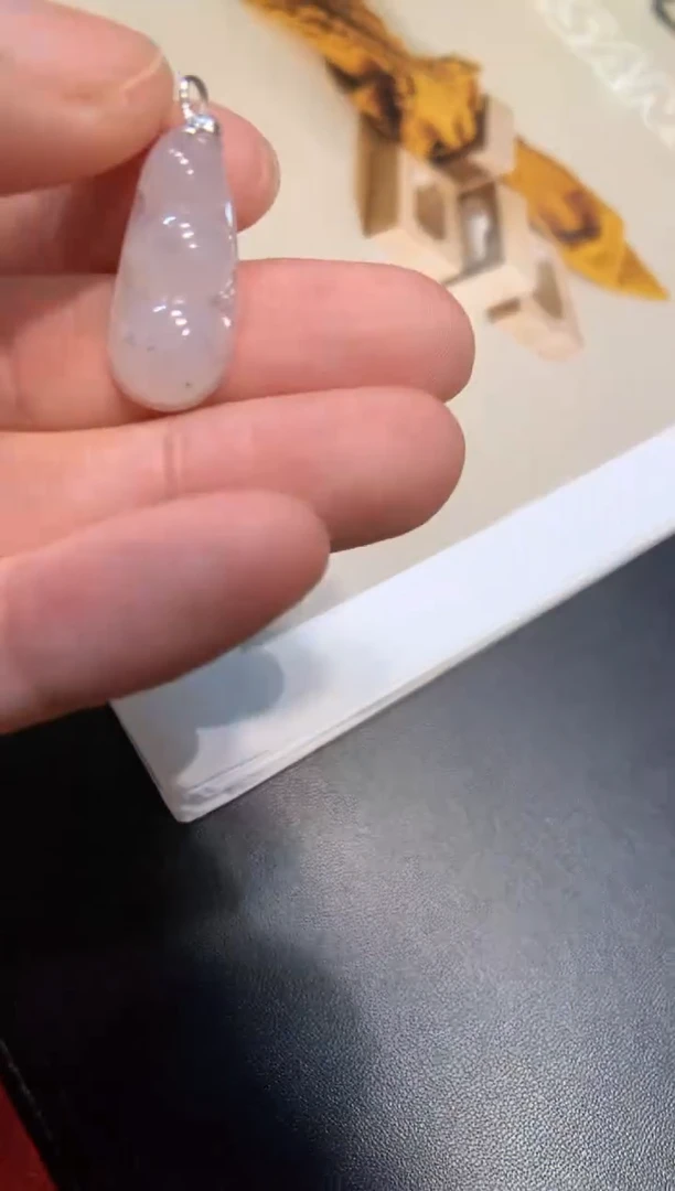 颈饰18K金镶嵌翡翠豆子