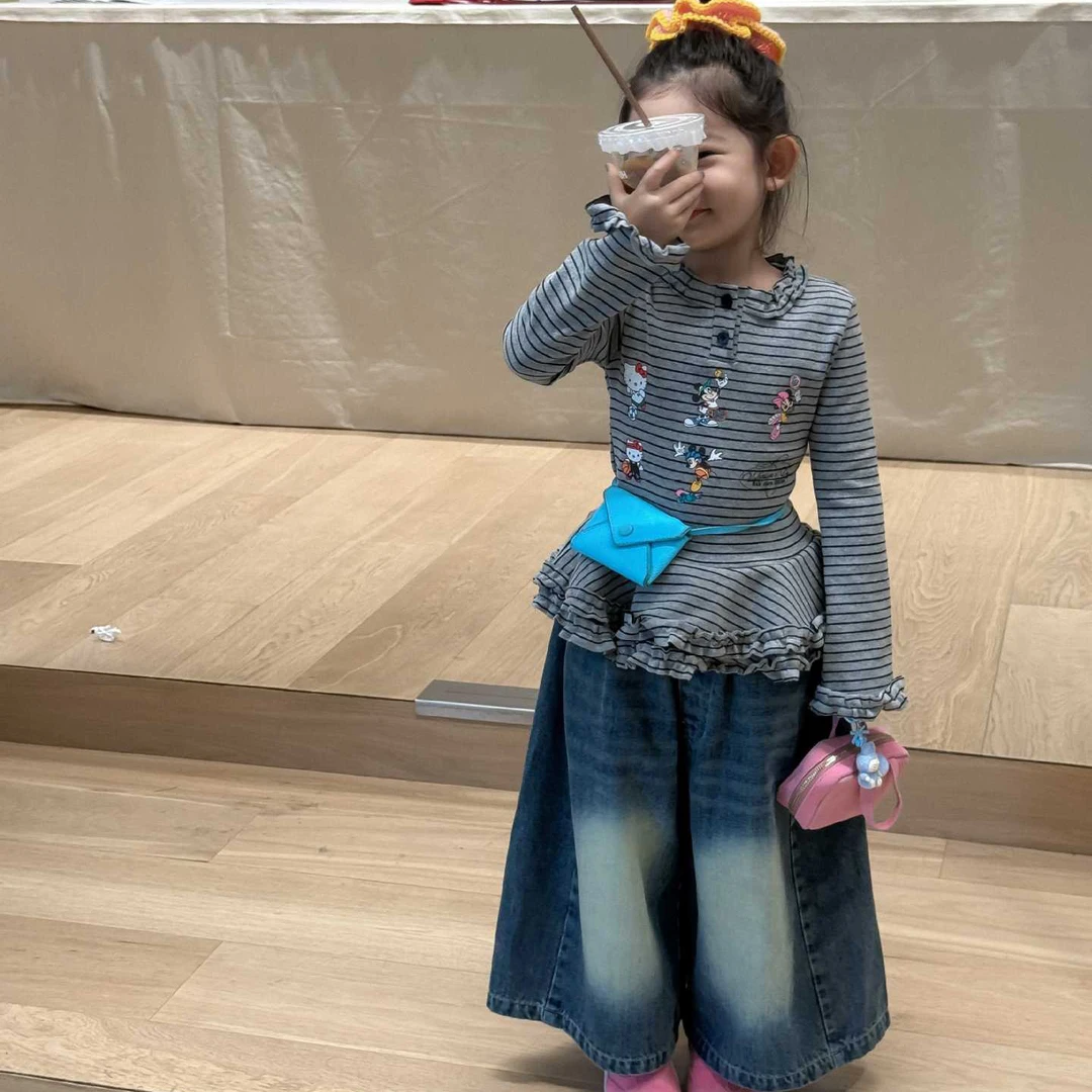 小言-2025秋季新款韩版童装女童条纹卡通木耳边T恤长袖牛仔裤套装