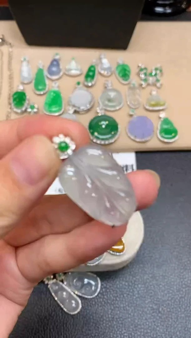 颈饰18K金镶嵌翡翠树叶【无服务费