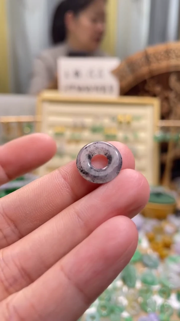 颈饰未镶嵌翡翠。****·甜甜圈