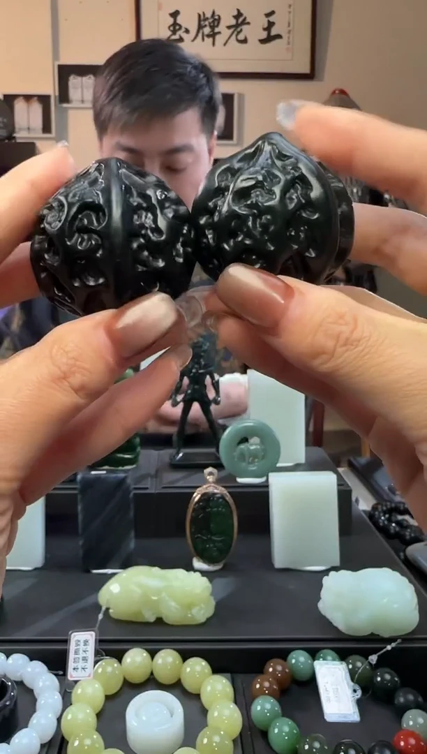 颈饰未镶嵌和田玉青玉核桃手把