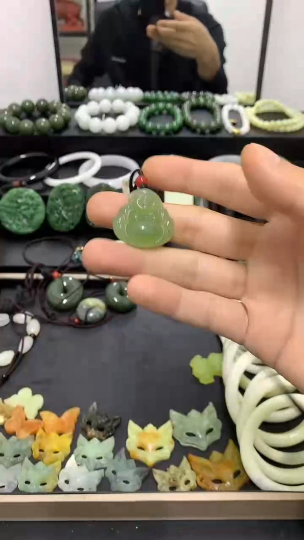 未镶嵌蛇纹石玉颈饰1