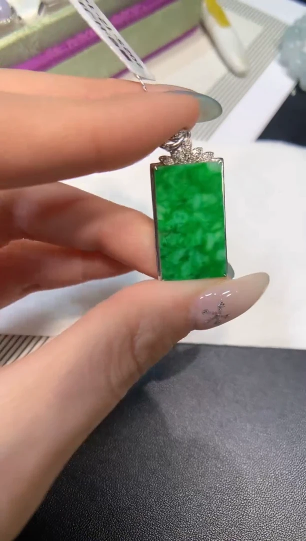 颈饰18K金镶嵌翡翠无事牌