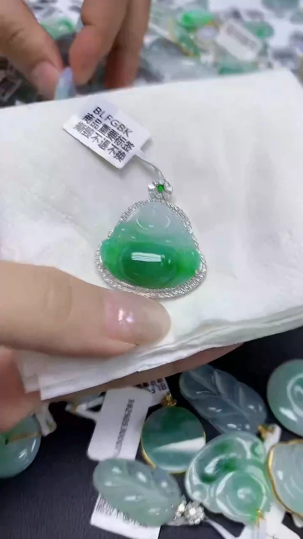翡翠18K金镶嵌颈饰天然缅甸翡翠A货