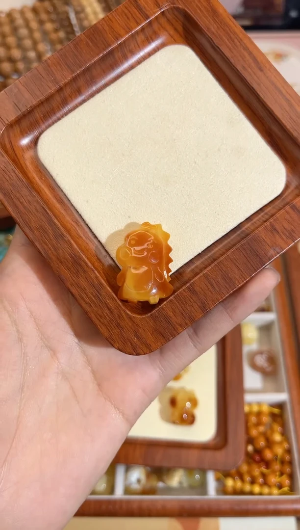 【闪购商品】蜜蜡裸石未镶嵌小恐龙（微瑕放漏）