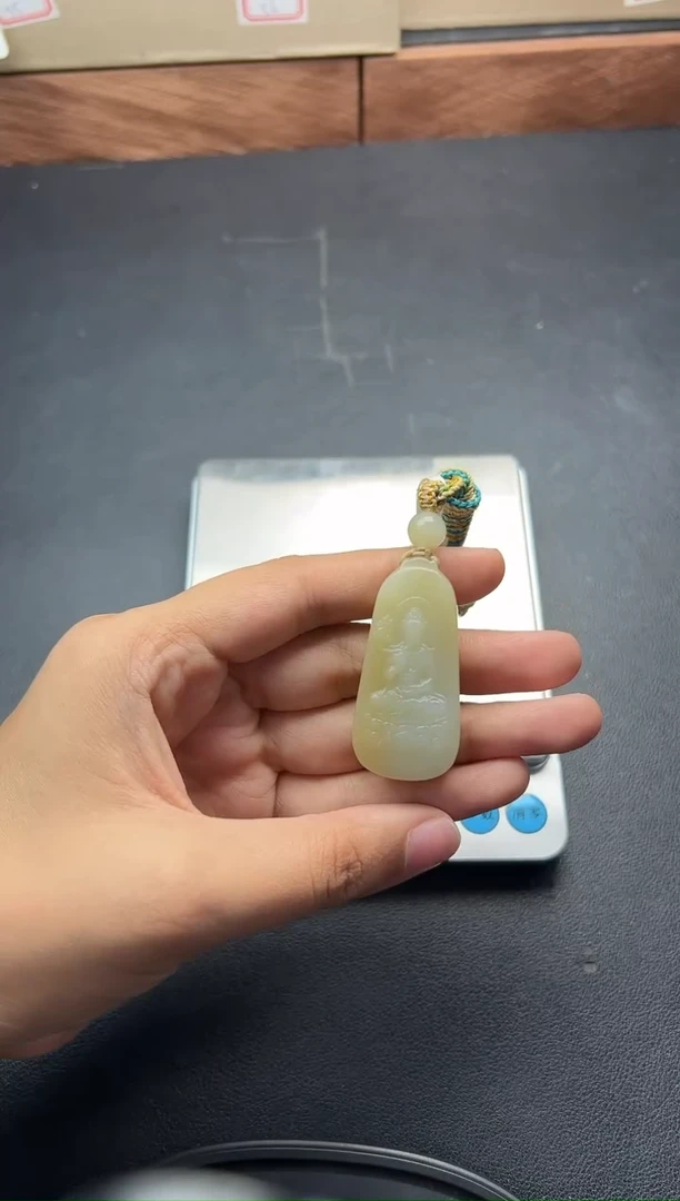吊坠(赠链)未镶嵌和田玉且末微色差迪克兰一细吊坠