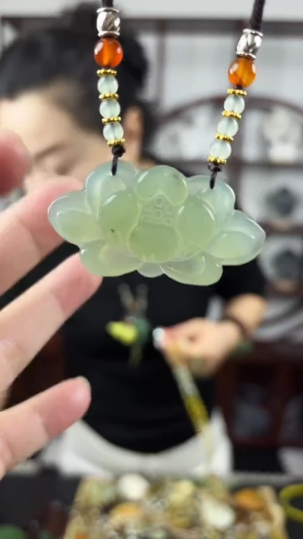 未镶嵌岫玉颈饰1