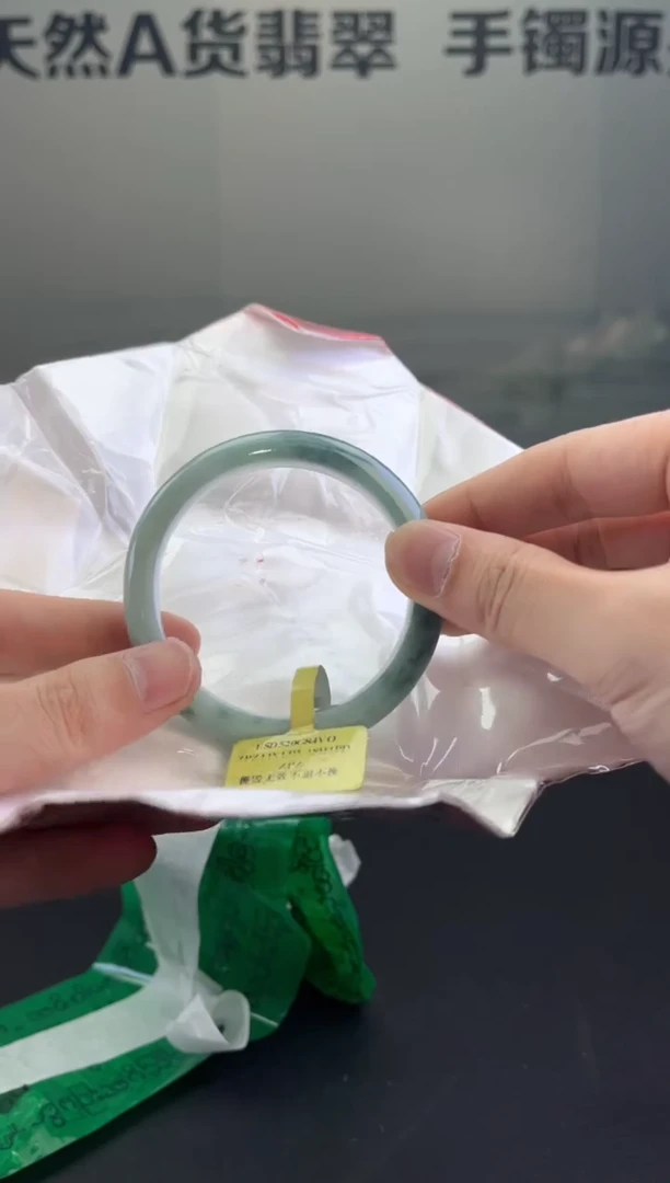翡翠手镯未镶嵌翡翠手镯