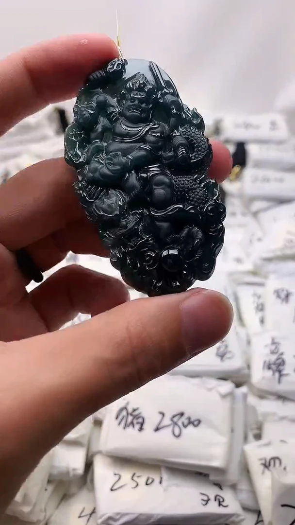 翡翠未镶嵌颈饰不动