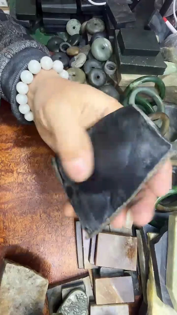 未镶嵌和田玉珠宝半成品中*龍1