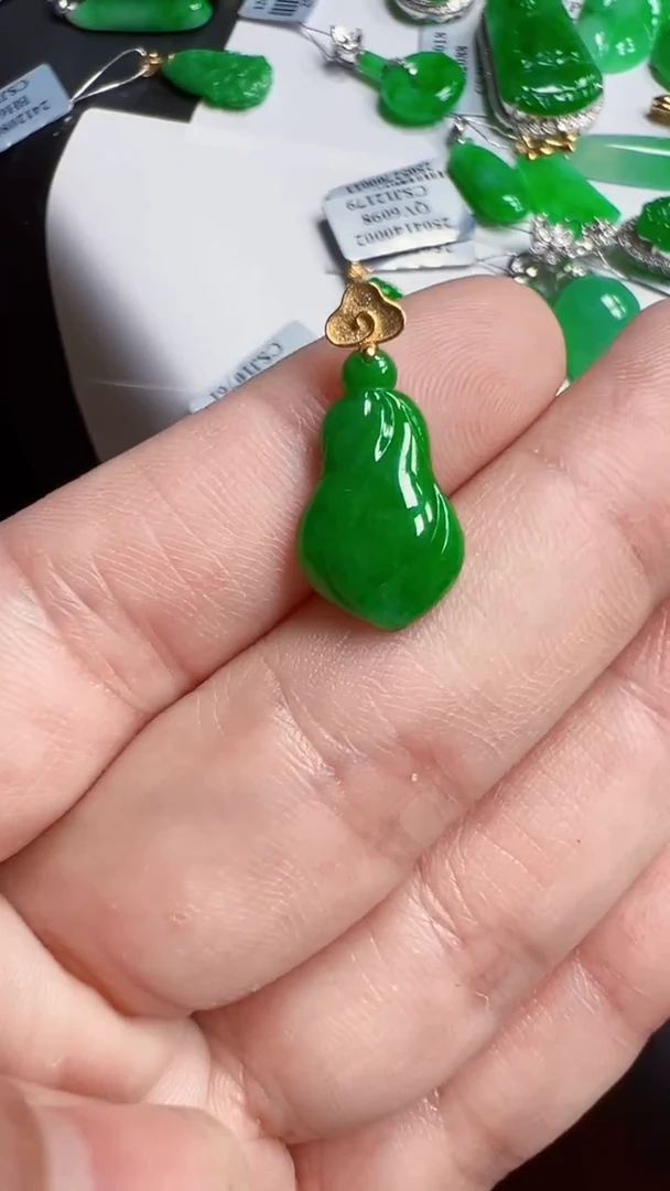 翡翠18K金镶嵌颈饰吊坠