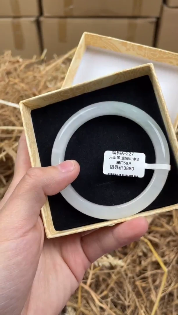 未镶嵌手镯石英质玉A227