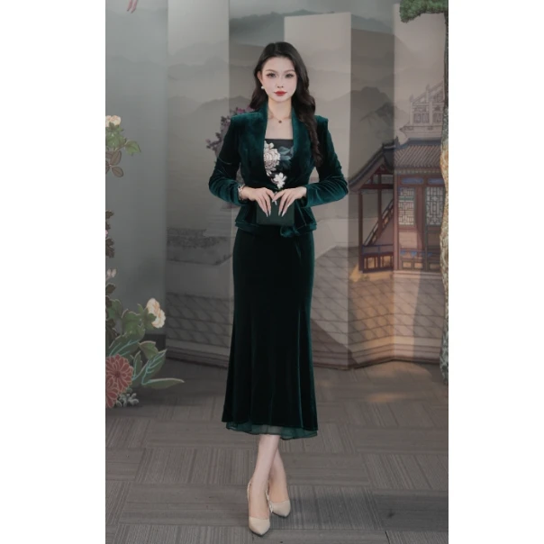 【25年春新款首发】古色商场同款墨绿色丝绒时尚修身复古短款外套女