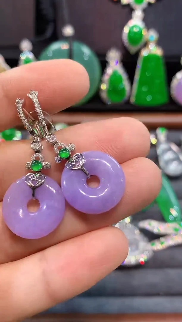 18K金镶嵌翡翠耳饰耳包