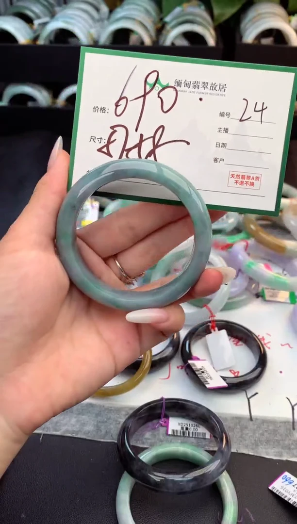 未镶嵌定制翡翠毛货需精细抛光+多人