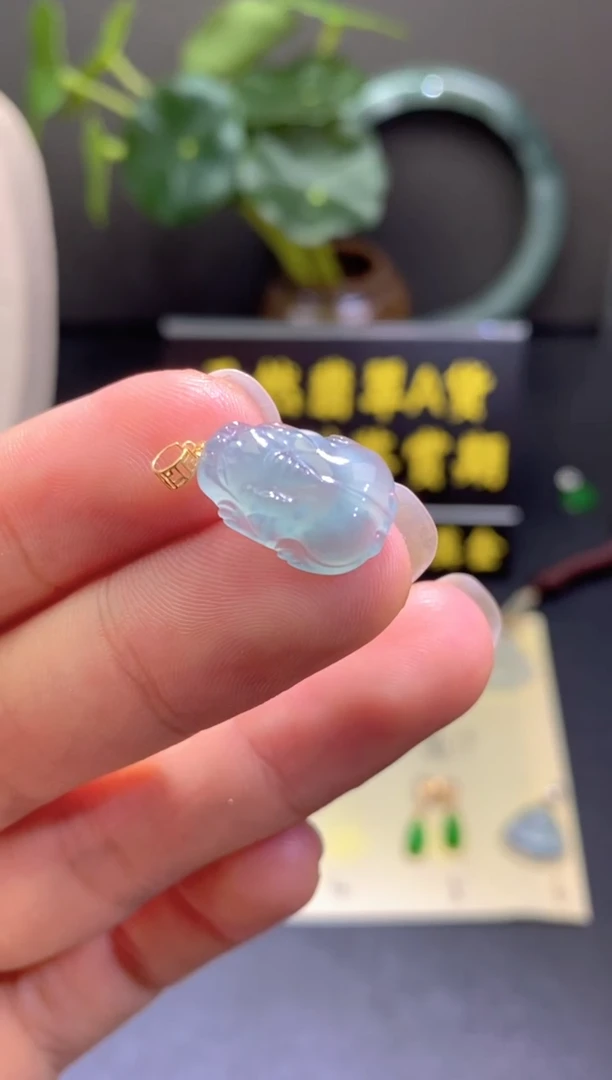 翡翠18K金镶嵌颈饰翡翠吊坠