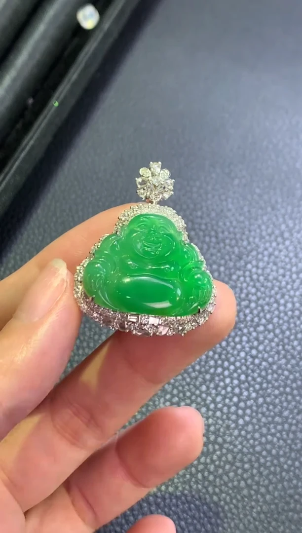 翡翠18K金镶嵌颈饰绿佛公