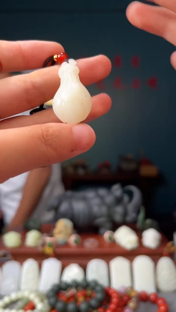 和田玉未镶嵌颈饰吊坠