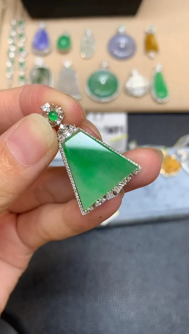 颈饰18K金镶嵌翡翠无事牌【无服务费