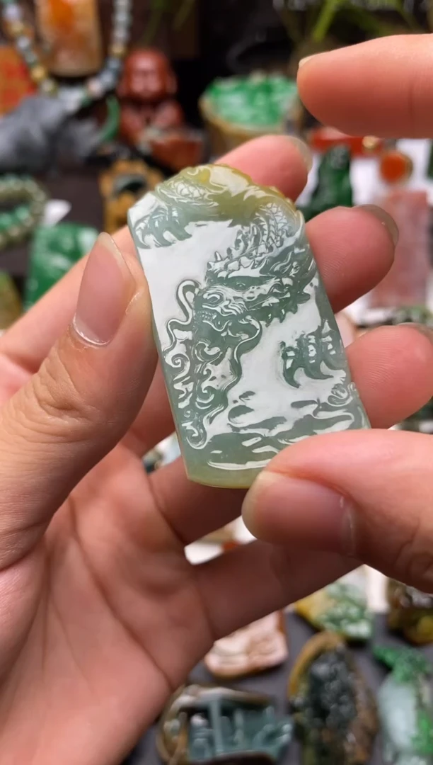 颈饰未镶嵌翡翠晴底黄加绿龙牌