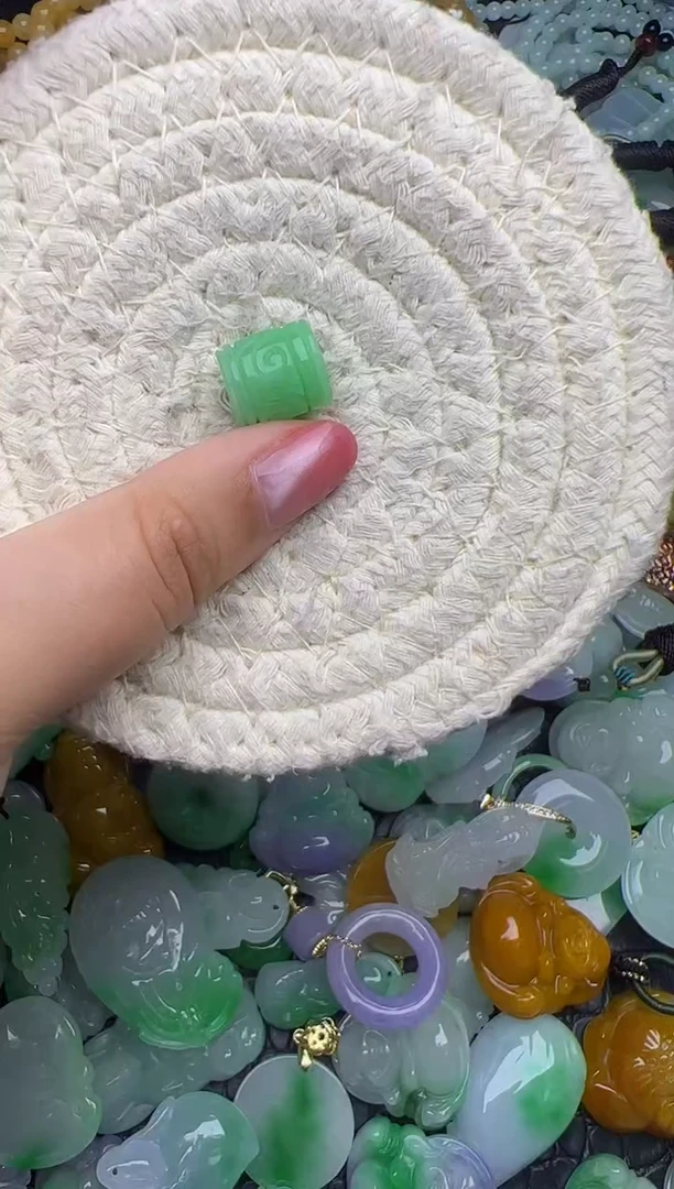 颈饰未镶嵌翡翠天然缅甸翡翠吊坠