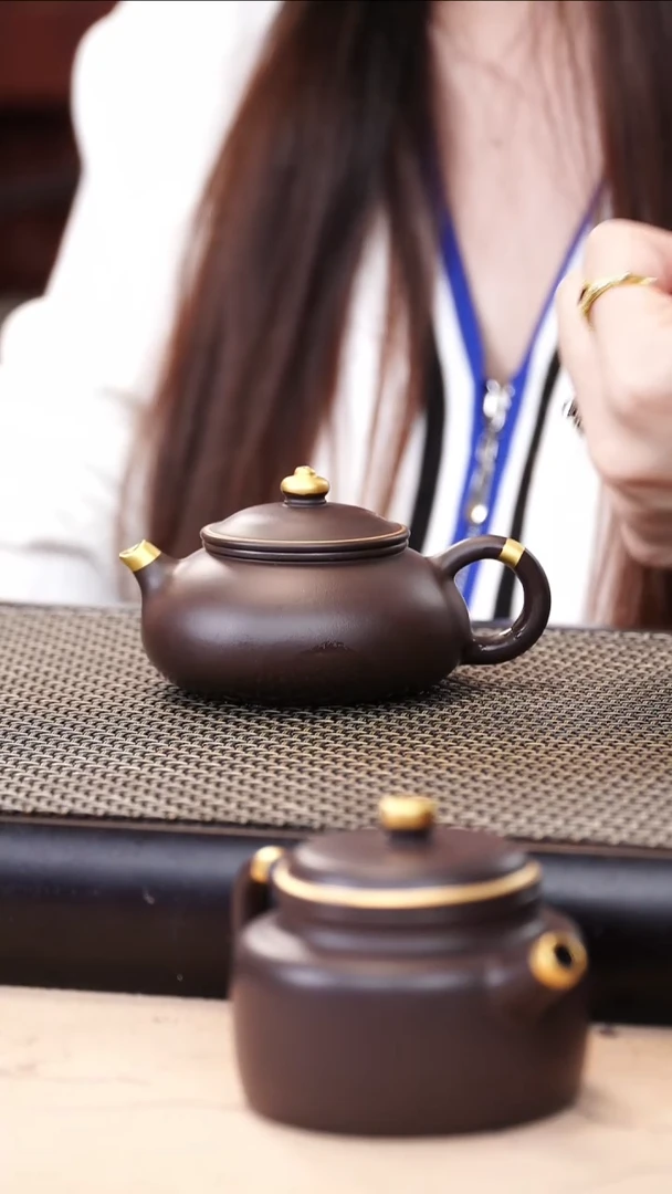 茶壶紫砂四号井茄皮紫泥描金寒江130cc
