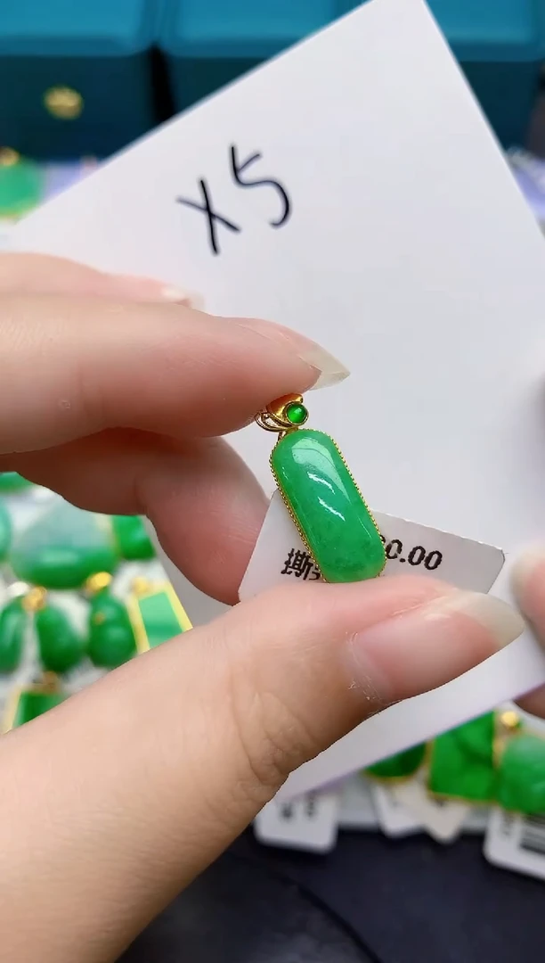颈饰18K金镶嵌翡翠缅甸天然翡翠A货