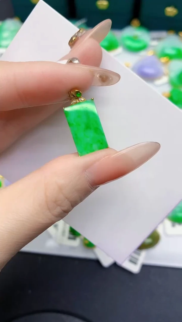 颈饰18K金镶嵌翡翠缅甸天然翡翠A货