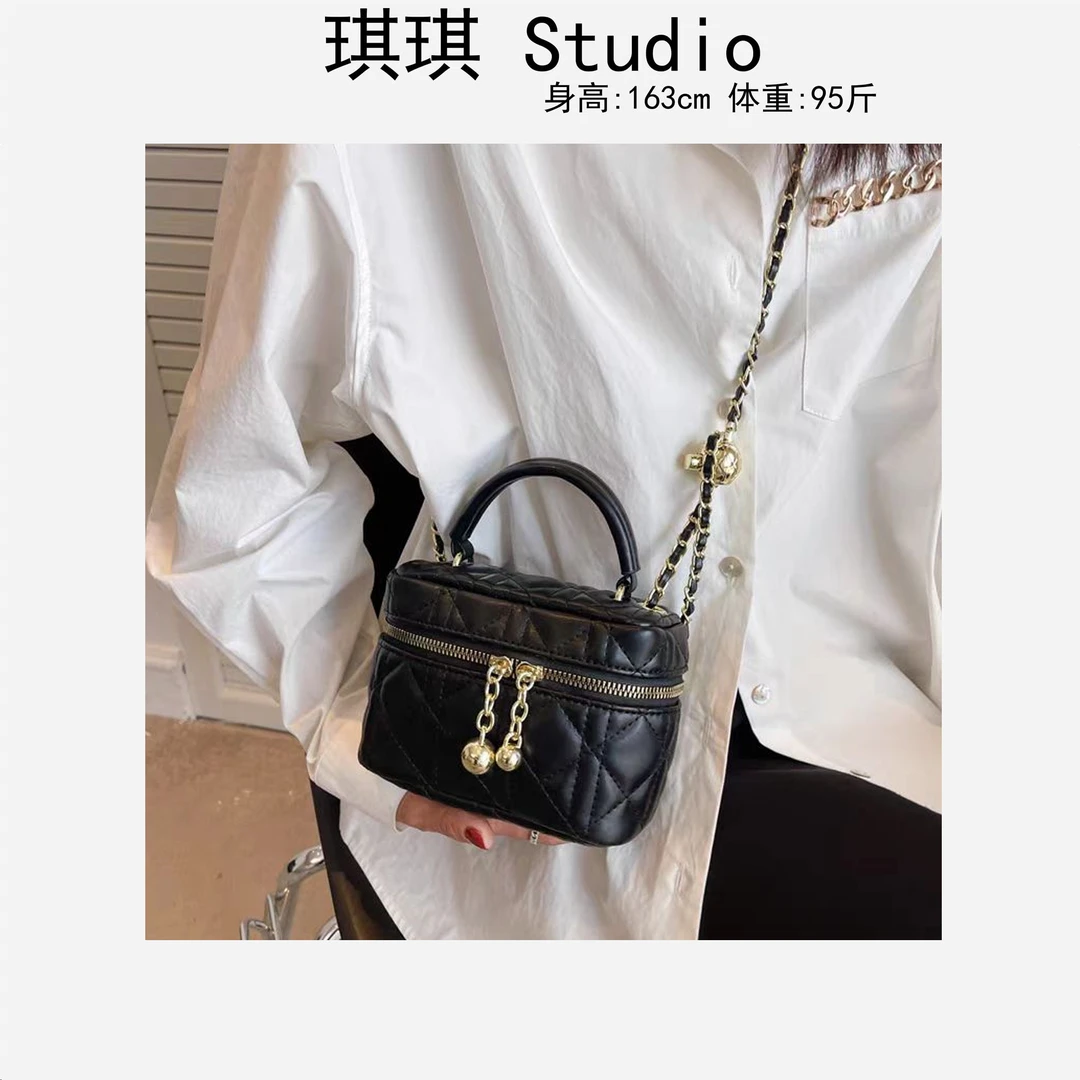 春季新款潮流气质时尚轻奢高级感拼色绳链条球球减龄百搭包包-B1