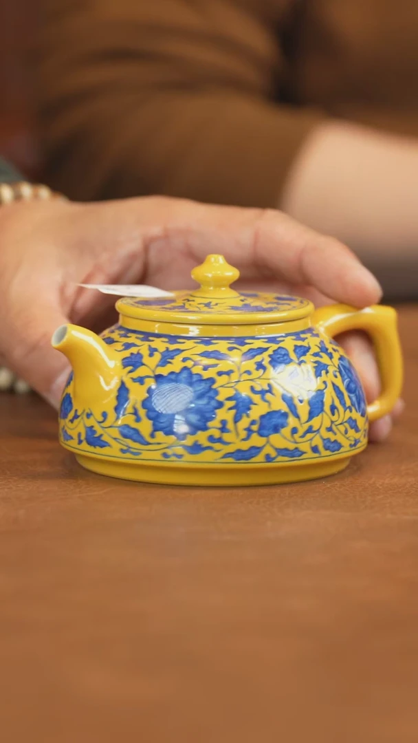 帝王黄重工缠枝莲壶