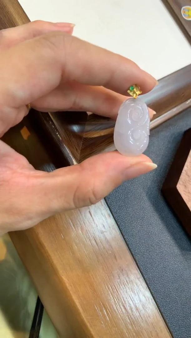 翡翠18K金镶嵌颈饰如意