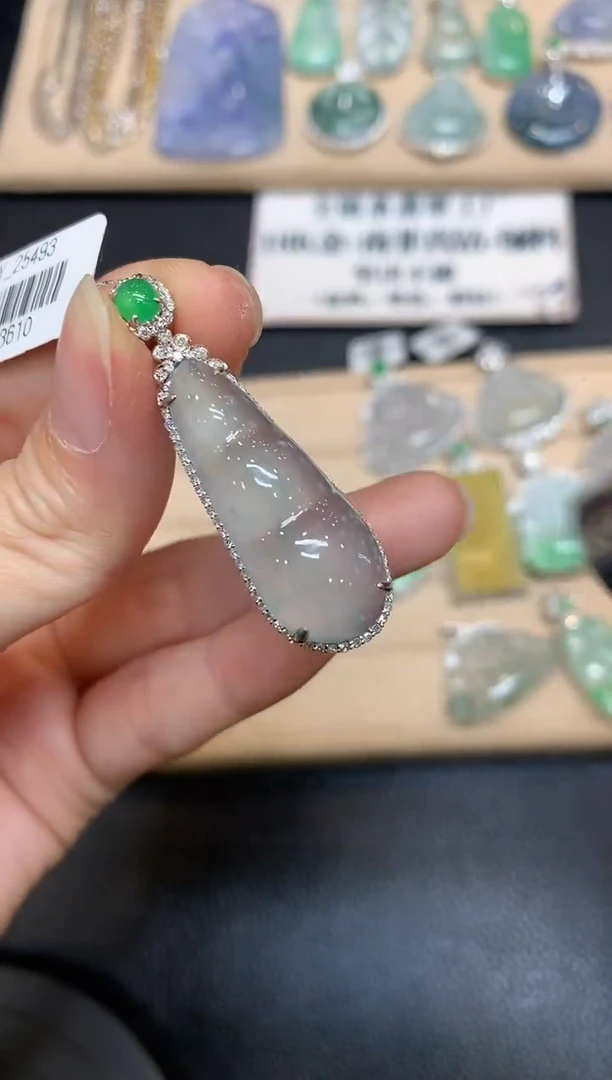 【闪购商品】翡翠颈饰18K金镶嵌福豆【无服务费