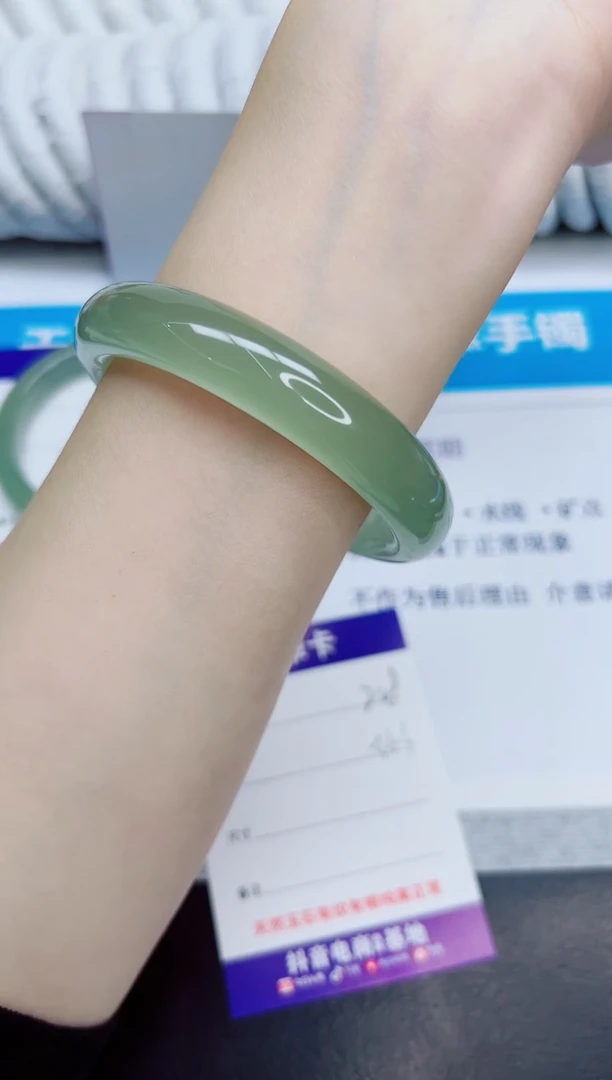 未镶嵌手镯石英质玉208/56.3