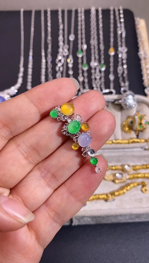 颈饰18K金镶嵌翡翠吊坠