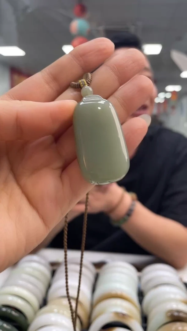 颈饰未镶嵌和田玉高品粉青无事牌吊坠随机发一件