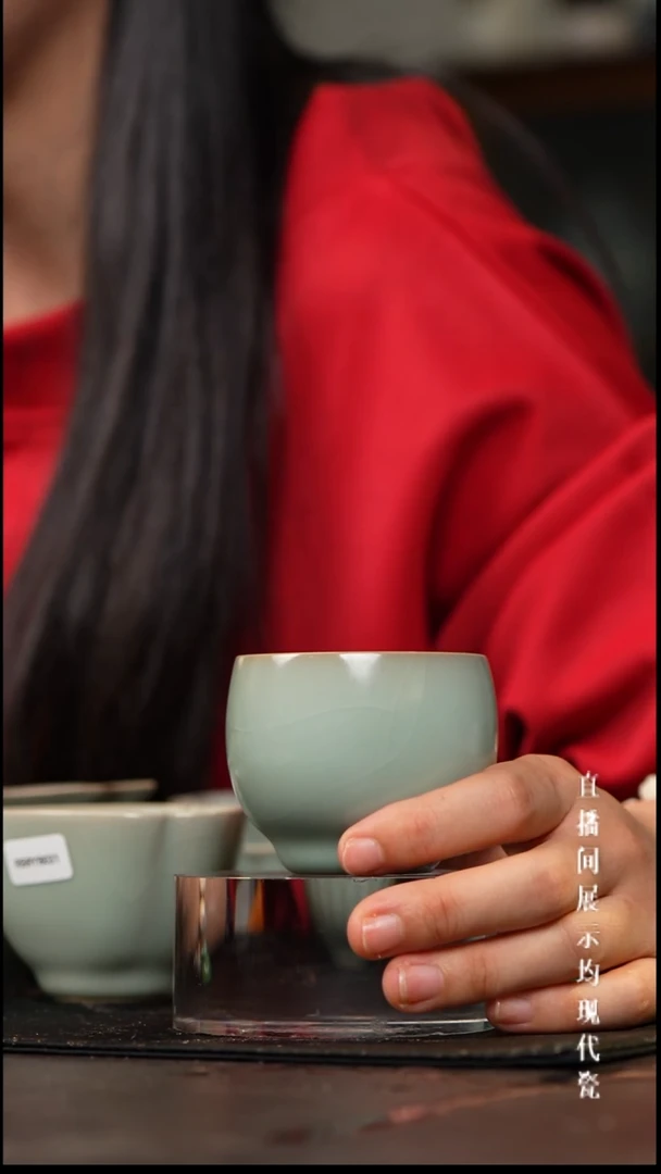 景德镇汝窑杯杯。