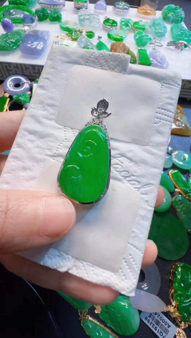 翡翠18K金镶嵌吊坠(不含链)13500