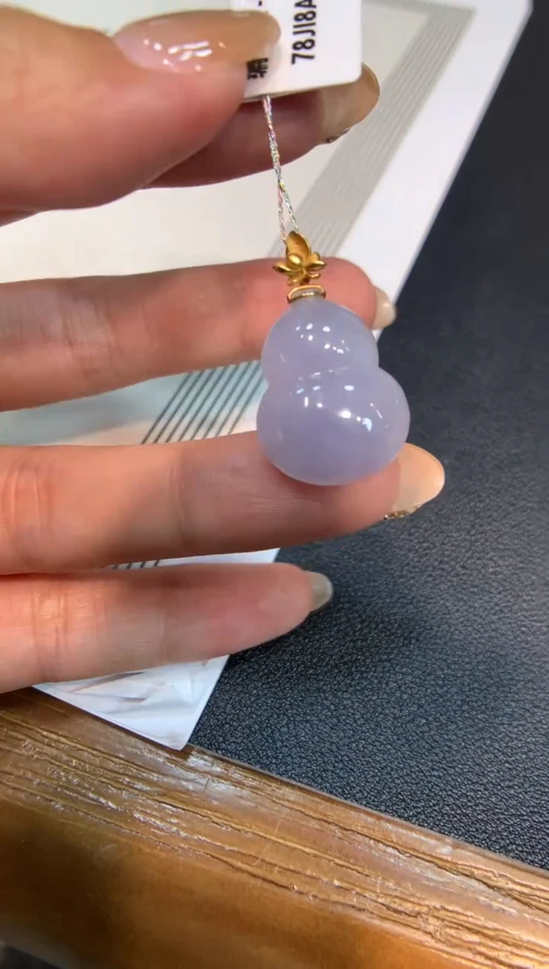 翡翠18K金镶嵌颈饰葫芦