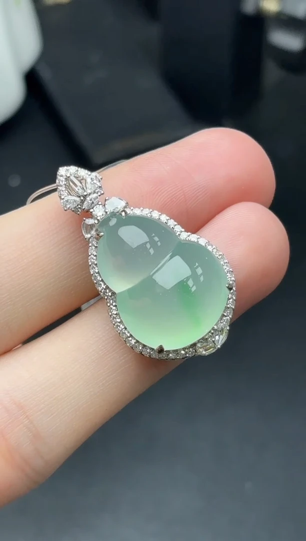 18K金镶嵌挂件翡翠葫芦