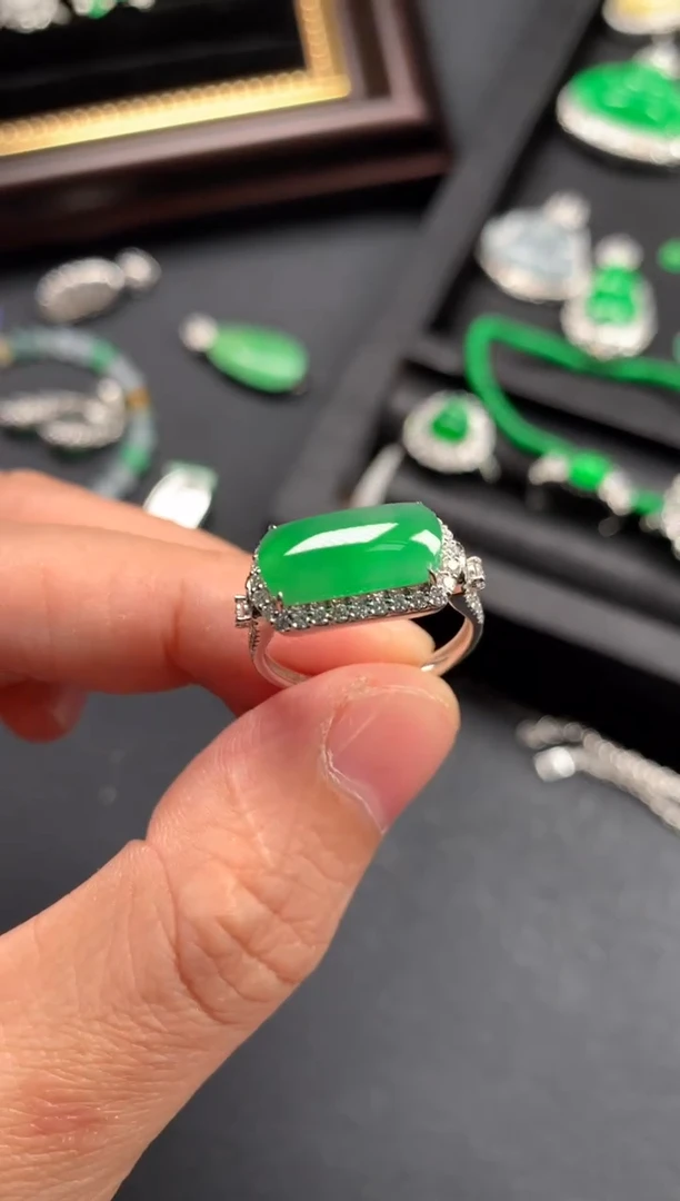 18K金镶嵌戒指翡翠缅甸翡翠钻石镶嵌马鞍