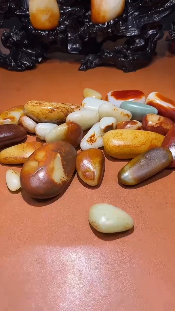 未镶嵌和田玉把件乡**。和田玉