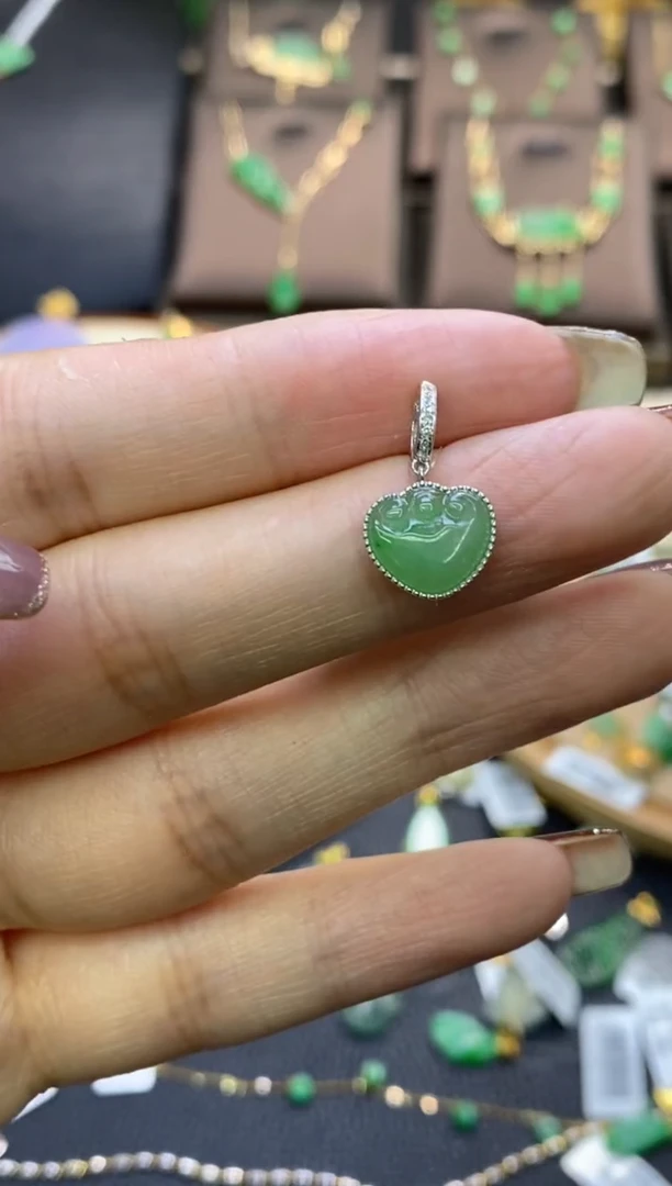 翡翠18K金镶嵌颈饰如意吊坠13653