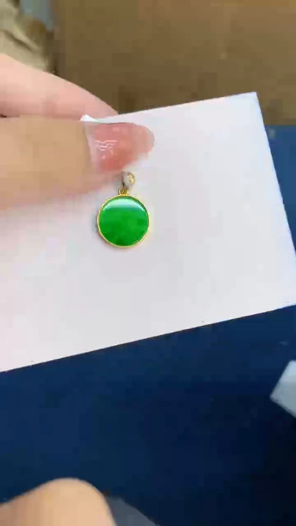 翡翠未镶嵌颈饰           1