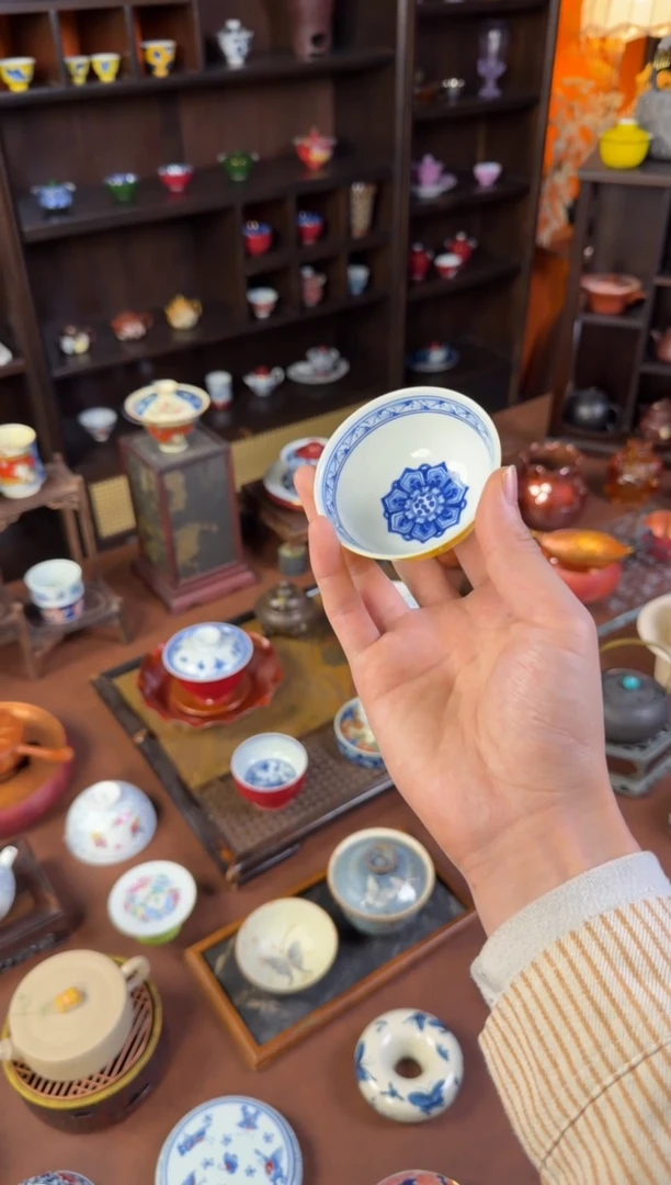 景德镇黄地内绘宝相花小杯