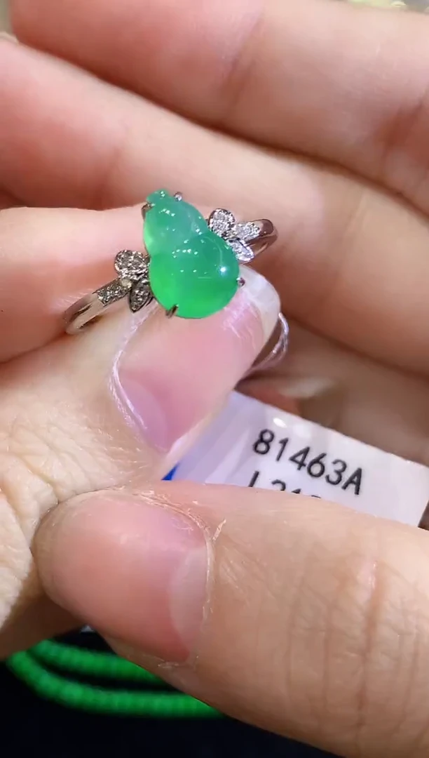 18K金镶嵌戒指翡翠多样性发其一